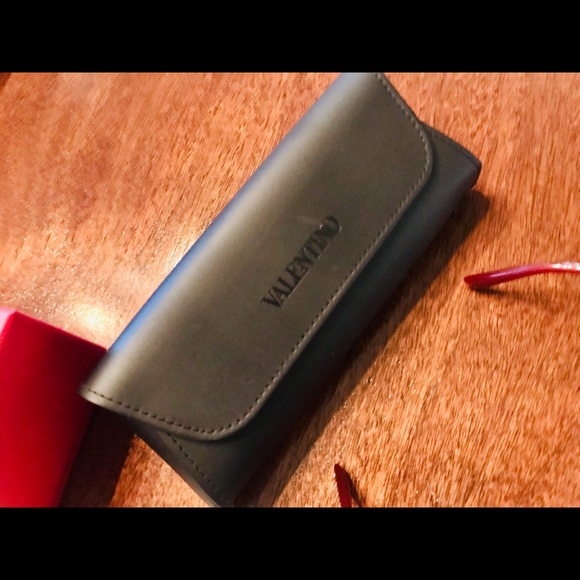 Beautiful authentic Valentino Burgandy Tortoise Shell Sunglasses-New in Box - Picture 10 of 16